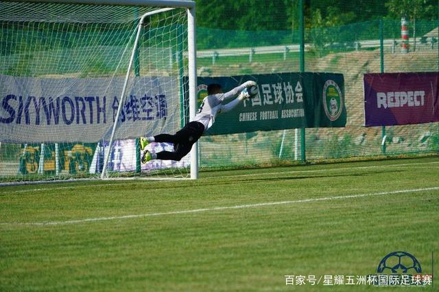 逗笑记者！莱万调侃：真搞不懂你们为啥叫soccer，明明是用脚踢的